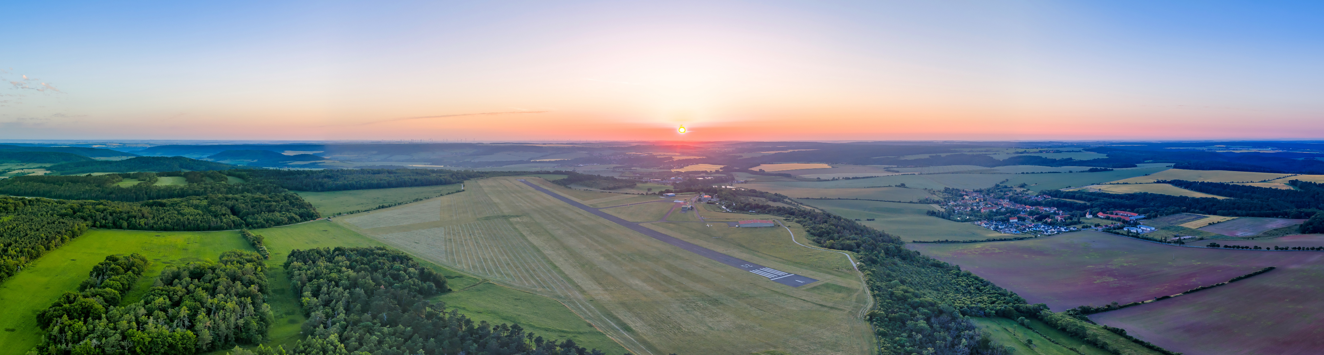 Panoramabild seitlich auf die Piste 02 mit Sonnenuntergang